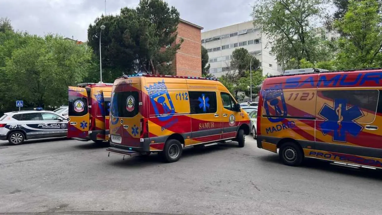 Ambulancias de Samur-Protecci&oacute;n Civil y coche patrulla de la Polic&iacute;a Municipal de Madrid en el distrito de Latina. Imagen de Emergencias Madrid.