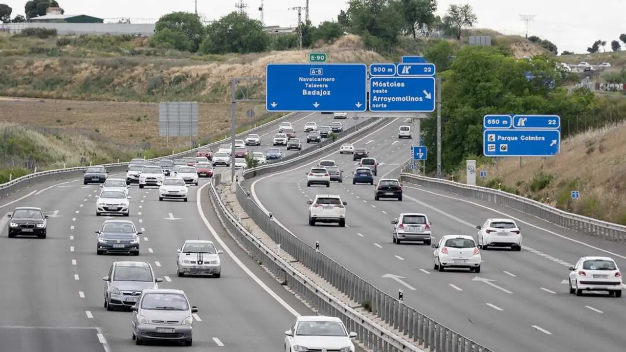 Tr&aacute;fico en la autov&iacute;a A-5 por la operaci&oacute;n retorno del puente de mayo, a 5 de mayo de 2024, en Madrid (Espa&ntilde;a). EP.