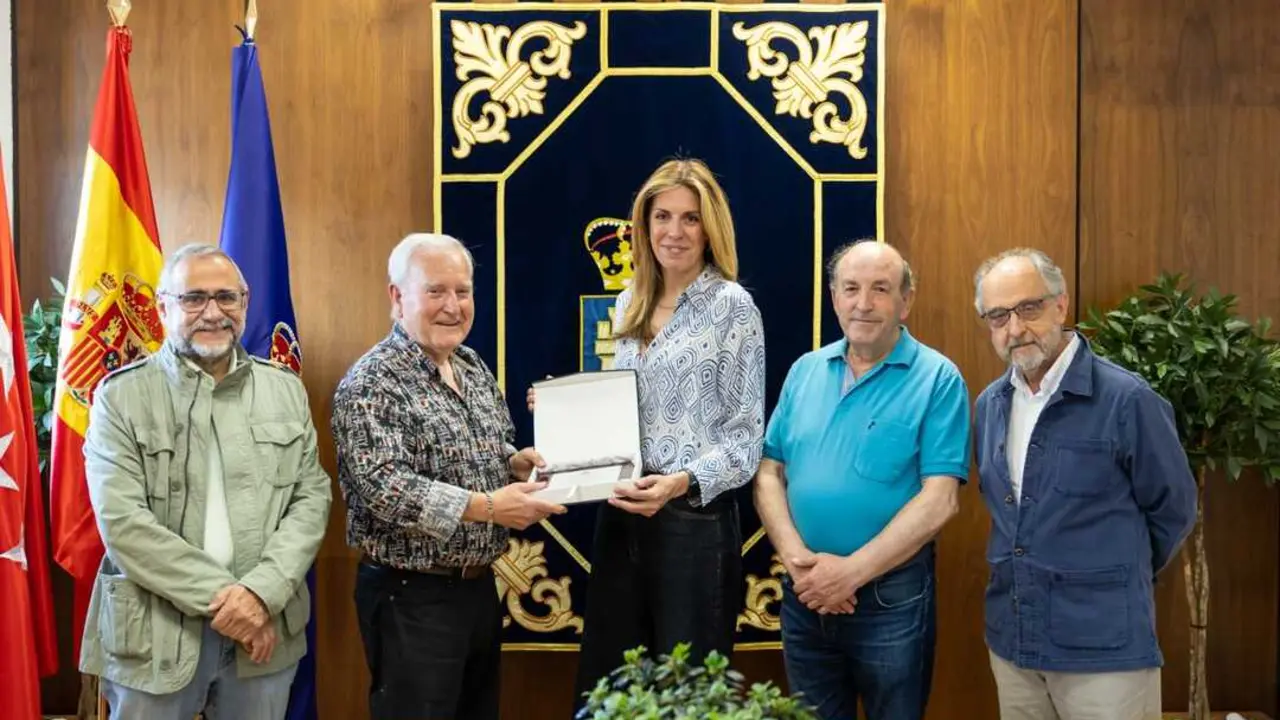 La alcaldesa, Paloma Tejero, acompa&ntilde;ada del portavoz y coordinador del Gobierno, F&eacute;lix Alba, y miembros de la junta directiva, encabezados por su presidente, Tom&aacute;s Toribio. Imagen del consistorio.