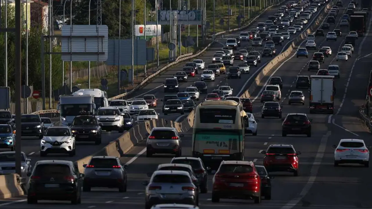 Decenas de veh&iacute;culos durante la operaci&oacute;n retorno por la carretera A4. Imagen de EP.