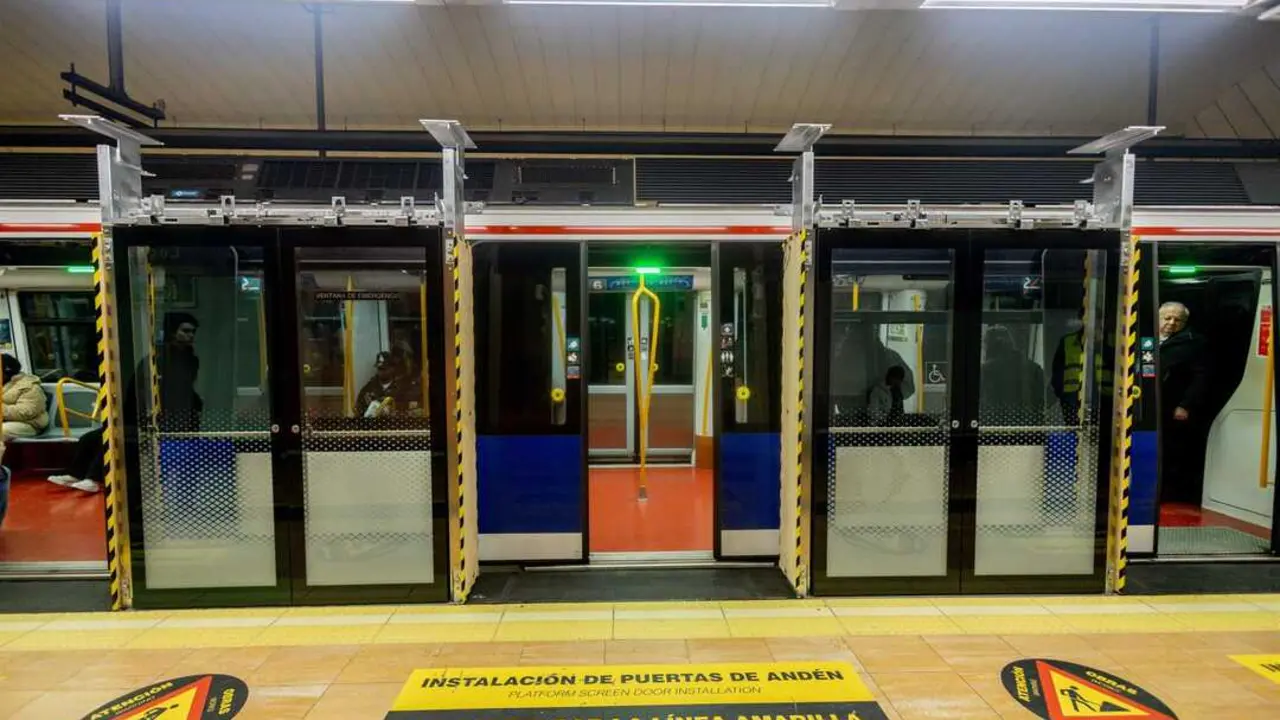 Varias puertas de And&eacute;n colocadas recientemente, en la l&iacute;nea 6 del metro de Madrid. Imagen de EP.
