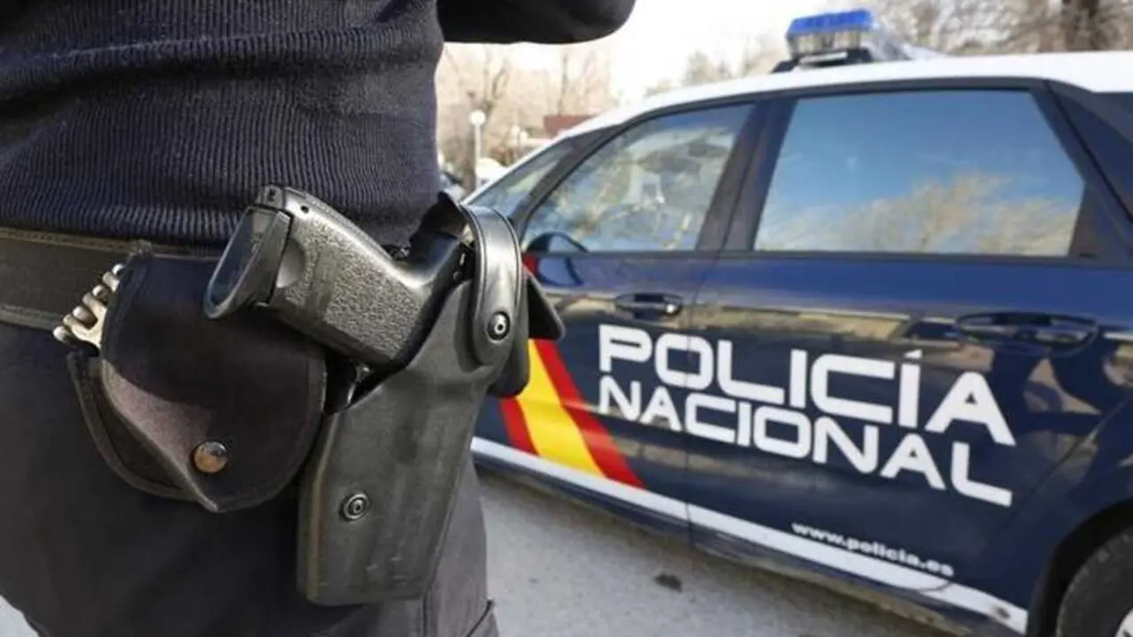 Imagen de archivo de un agente y coche patrulla de la Polic&iacute;a Nacional. Imagen de EP.