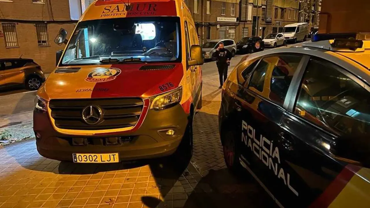 Ambulancia de Samur-Protecci&oacute;n Civil y patrulla de Polic&iacute;a Nacional. Imagen de EP.