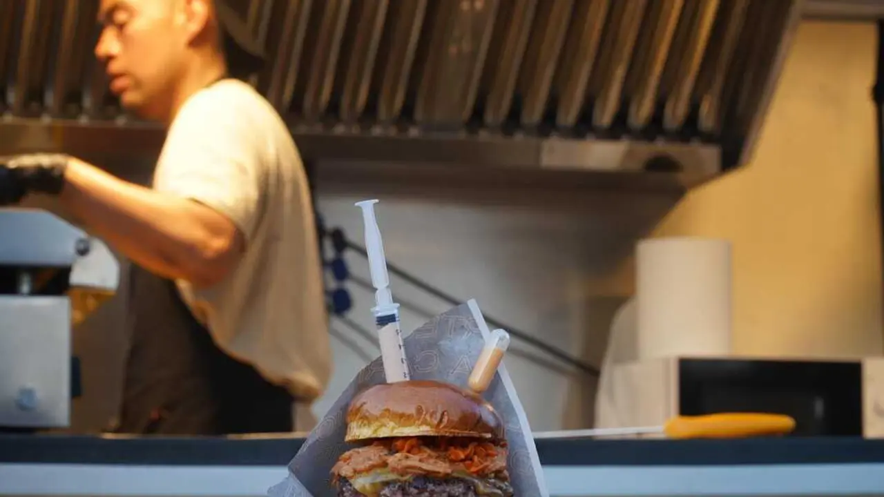 Un hamburguesa en un food truck. Imagen de Ayuntamiento de Pinto.