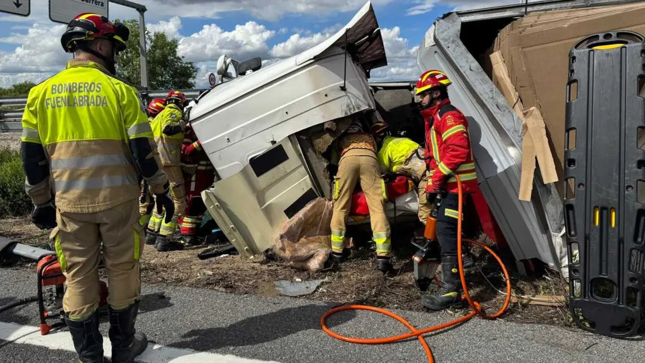 Accidente de tr&aacute;fico de un cami&oacute;n en la M-407. Imagen del 112 Comunidad de Madrid.