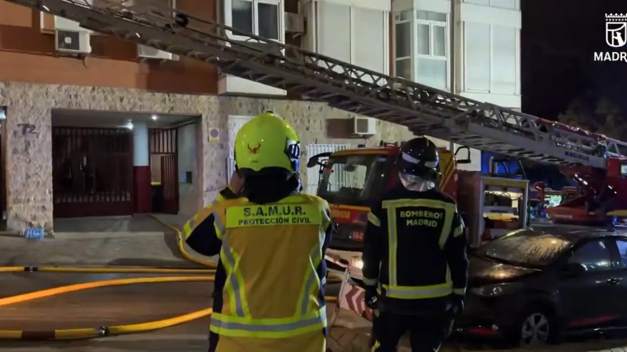 Incendio de una vivienda en Ciudad Lineal. Imagen de Emergencias Madrid.