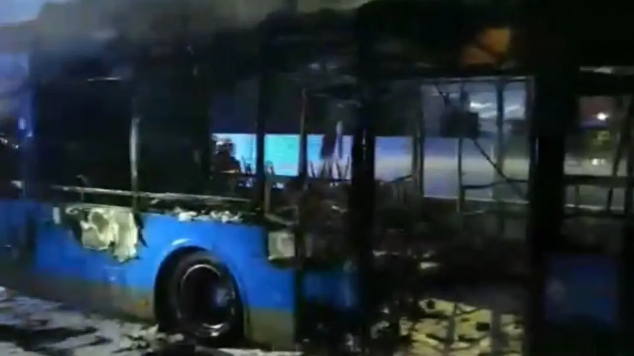 Autob&uacute;s calcinado en M&oacute;stoles tras la actuaci&oacute;n de los bomberos de la Comunidad de Madrid.