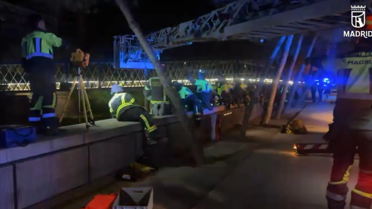 Intervenci&oacute;n de los Bomberos de Madrid en el rescate de una mujer ca&iacute;da al r&iacute;o Manzanares. Imagen del la cuenta de X de Emergencias Madrid.