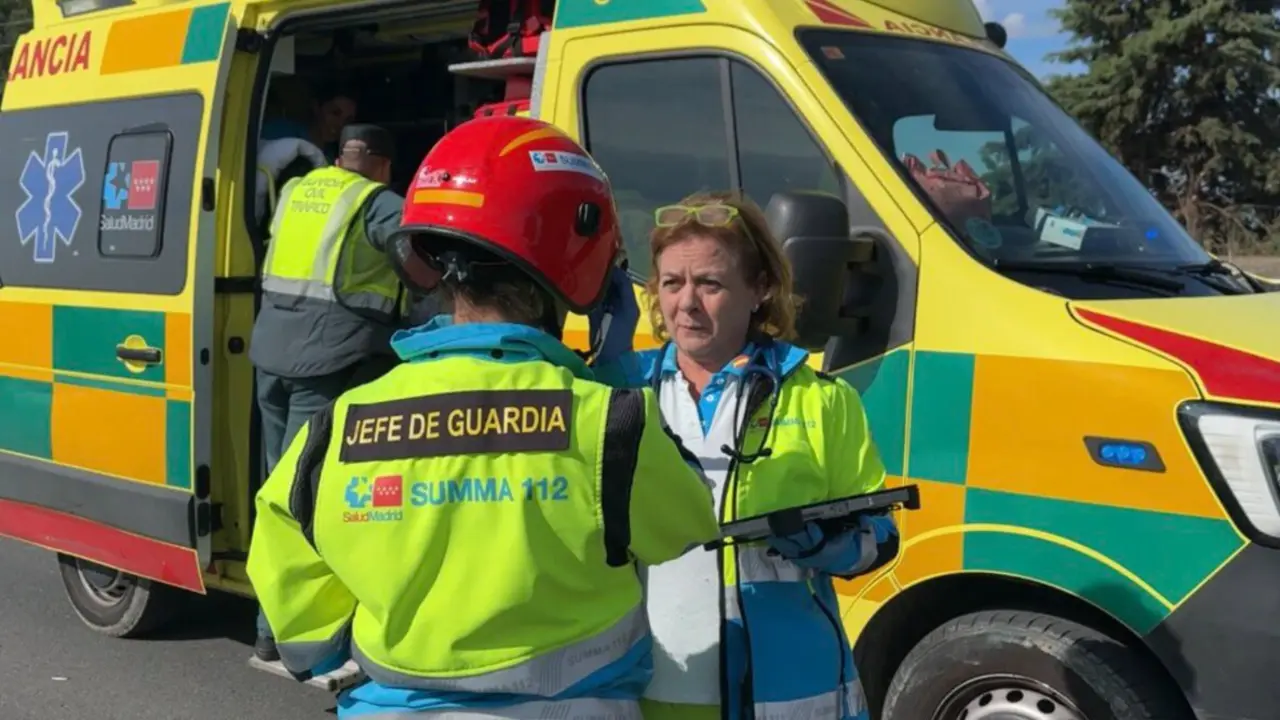 SUMMA 112 en el lugar del accidente. Imagen de la cuenta de X de 112 Comunidad de Madrid.