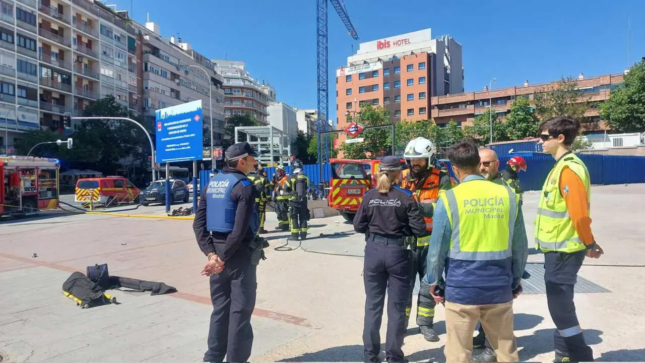 Escena del corte de tr&aacute;fico por el pinchazo de una tuber&iacute;a de gas. Imagen de la cuenta de X de Emergencias Madrid.