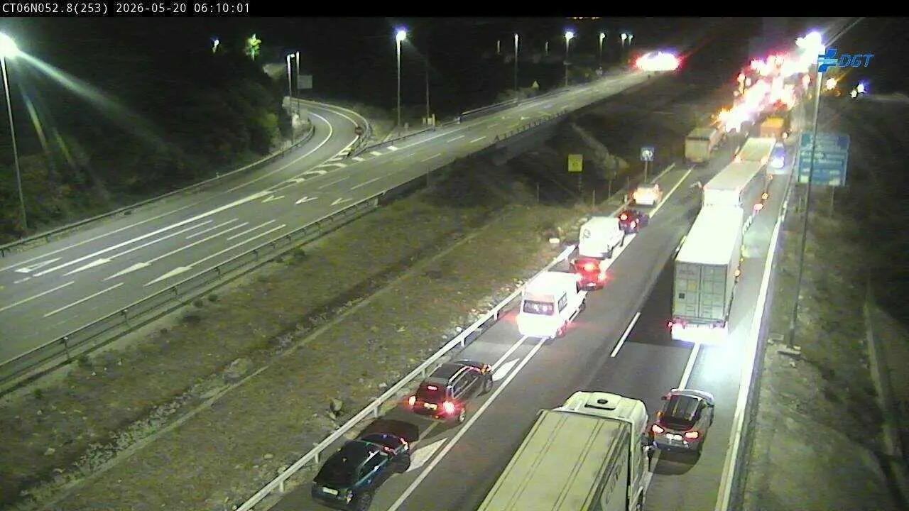 Corte de tr&aacute;fico en la AP-6. Imagen de la cuenta de X de la DGT.