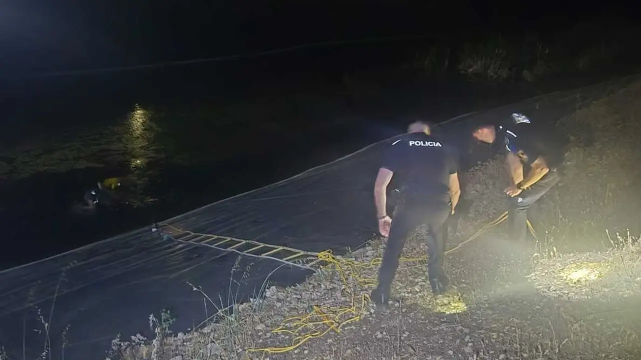 Foto del rescate de un vecino y su perro en el lago del campo de golf de Aranjuez.