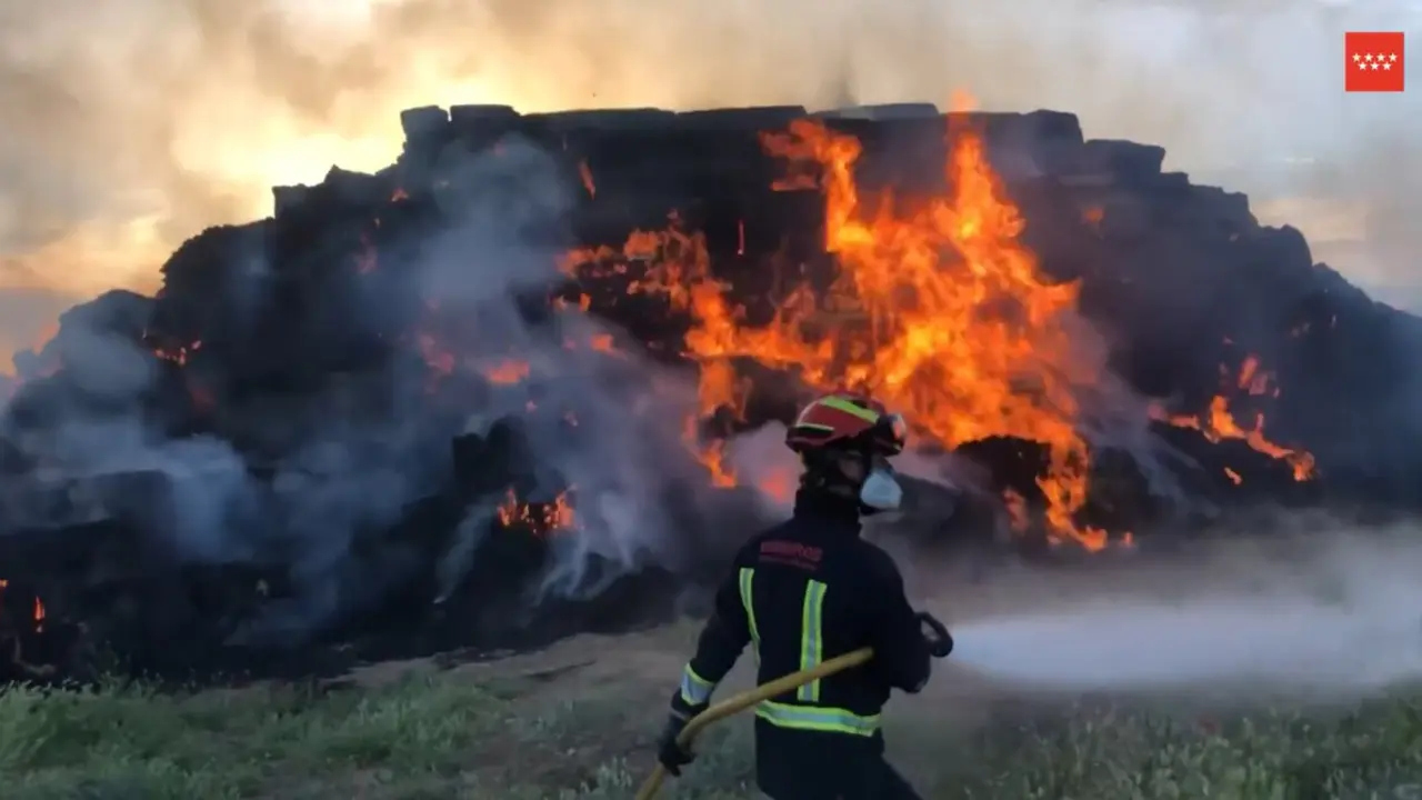 Extinci&oacute;n de incendio junto a la M-119. Imagen de la cuenta de X de 112 Comunidad de Madrid.