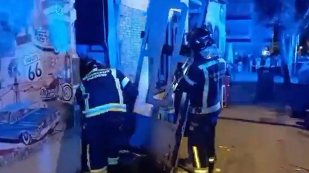 Operativo de los Bomberos de Madrid tras una explosi&oacute;n en un establecimiento de Villaverde.