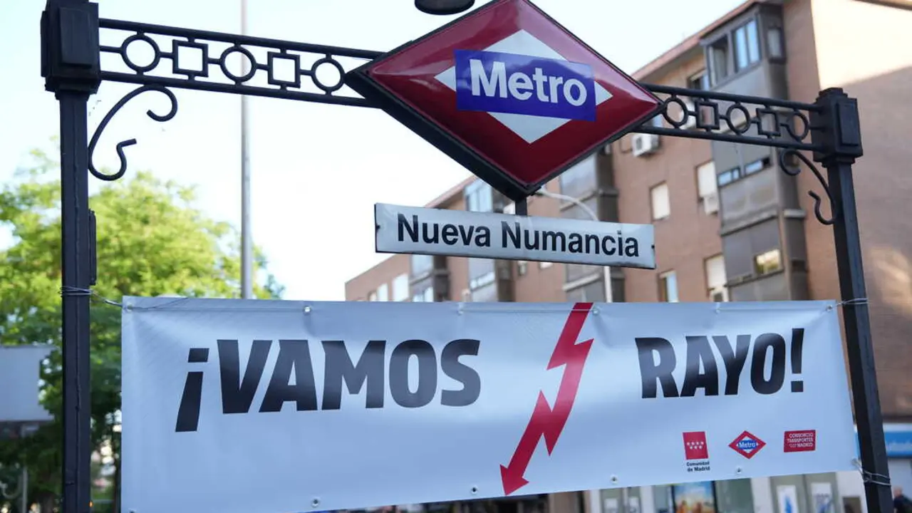 Puerta de metro de Nueva Numancia con pancarta en apoyo al Rayo Vallecano. Imagen de la Comunidad de Madrid.