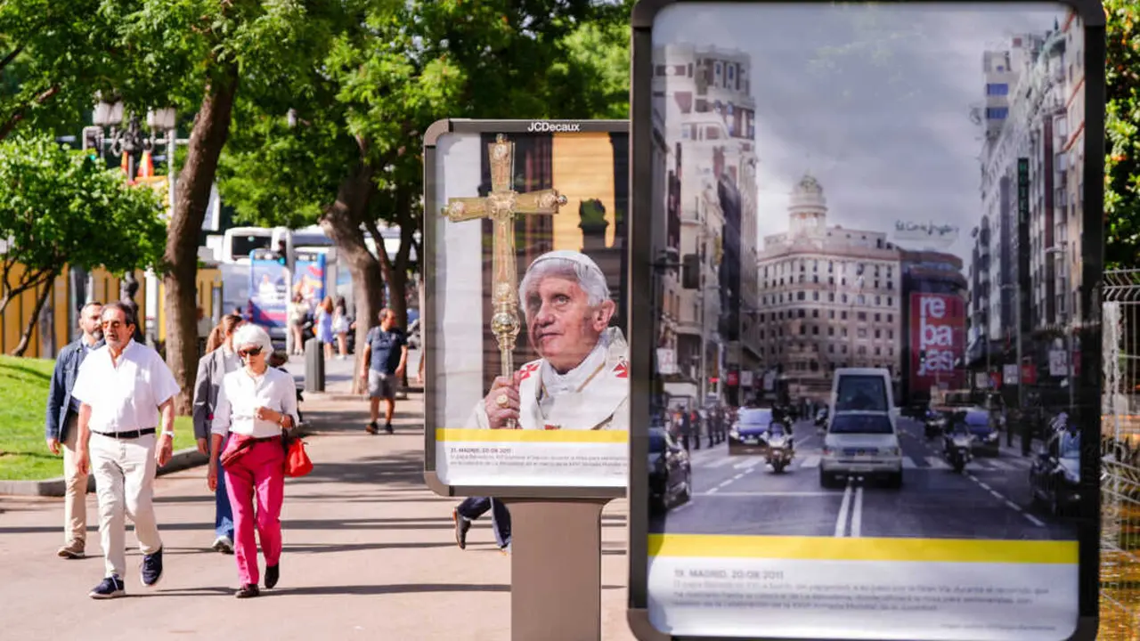 Exposici&oacute;n sobre las visitas papales a Madrid en Recoletos.