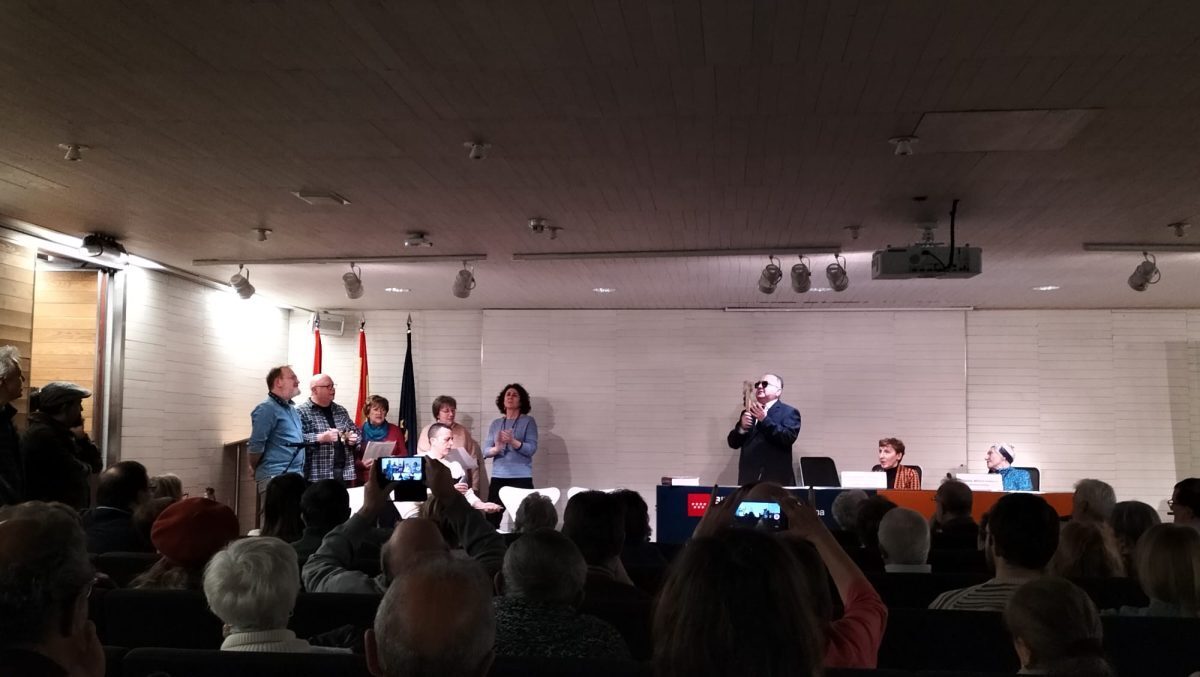 Fraile Gil y su equipo tocando y cantando un <yoastmark class=