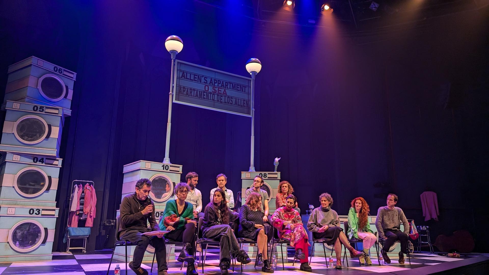 El elenco, el equipo artístico y el director artístico del Teatro de la Abadía, Juan Mayorga, en rueda de prensa acerca de la obra 'Caperucita en Manhattan'.