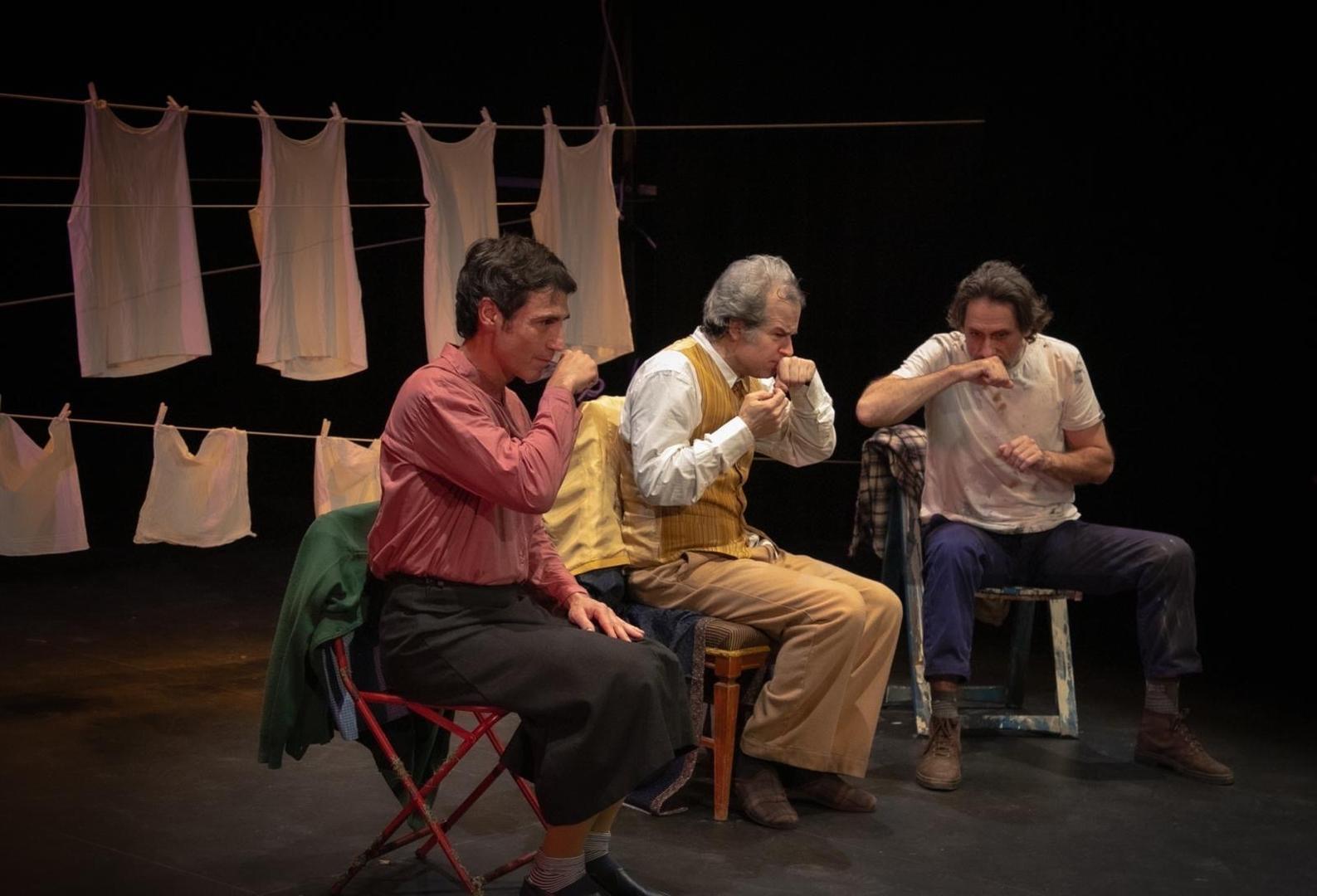 Los actores Alberto Berzal, Israel Frías y Luis Rallo en un momento de la obra 'A la fresca'. Imagen de Paco Ureña cedida por Nave 10 Matadero.