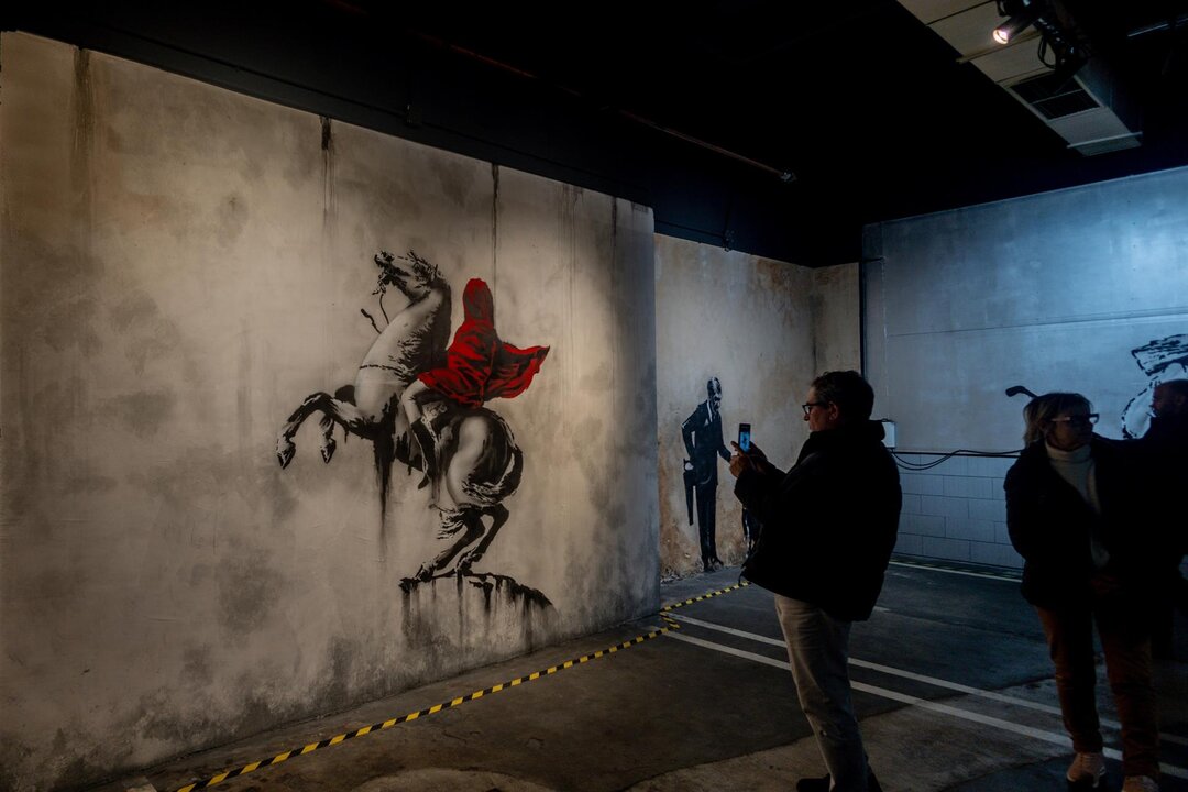 Varias personas recorren la exposición permanente de las obras de Banksy, en el Museo Banksy de Madrid, a 25 de enero de 2025, en Madrid (España).