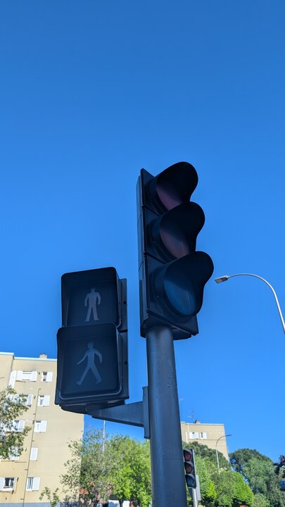 Un semáforo apagado por la caída de la luz.