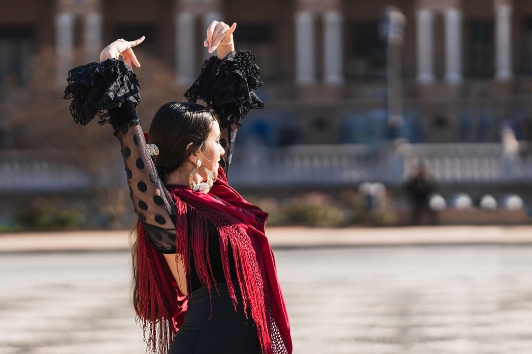 Mujer bailando flamenco. Imagen de archivo.