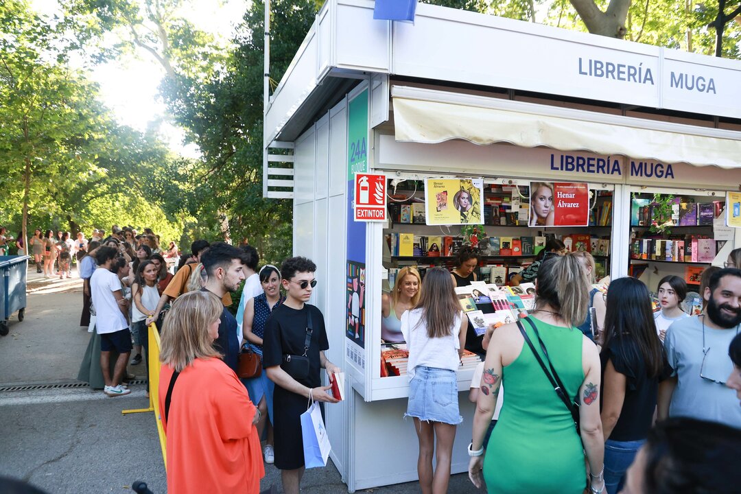 Henar Álvarez firmando durante la 83º Feria del Libro de Madrid. 14 de junio de 2024. Imagen de  Patricia J. Garcinuño cedida por Feria del Libro de Madrid.