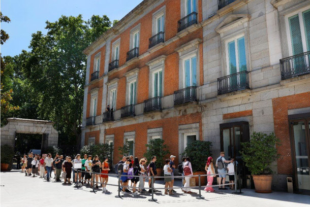 Gente haciendo cola en el Museo Thyssen de Madrid.