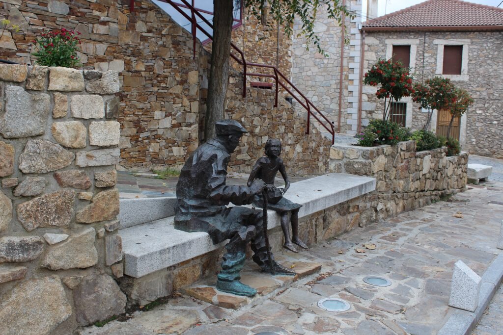 Monumento de "El Abuelo y la Nieta Compartiendo Experiencias".