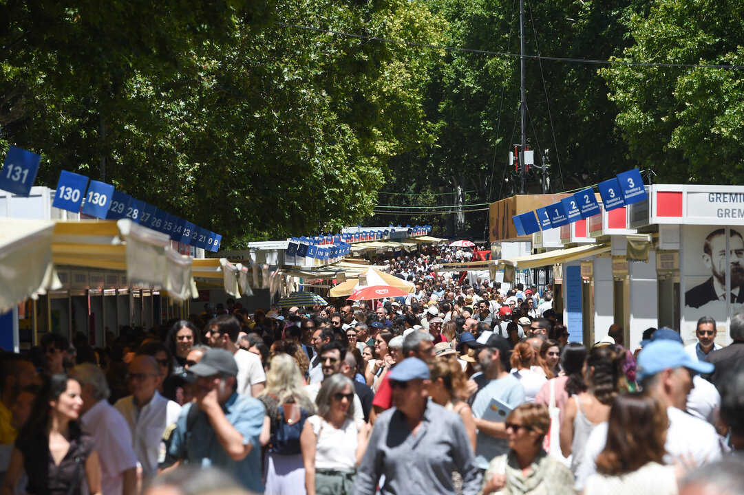Vista general de la Feria del Libro durante la jornada 16 de la presente edición. @ Gustavo Valiente, cedida por la Feria del Libro de Madrid.