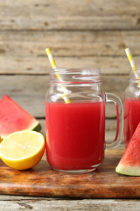 Limonada de sandia con limón. Imagen de archivo.