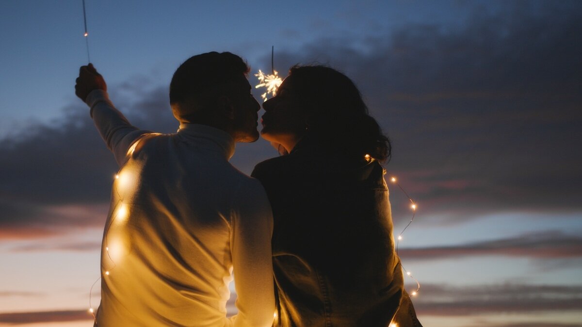 Pareja dándose un beso. Imagen de archivo.