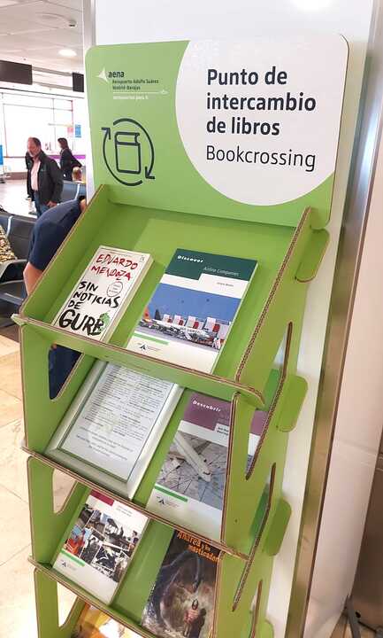 Uno de los puntos de intercambio de libros. Imagen cedida por el Aeropuerto Adolfo Suárez-Madrid Barajas.