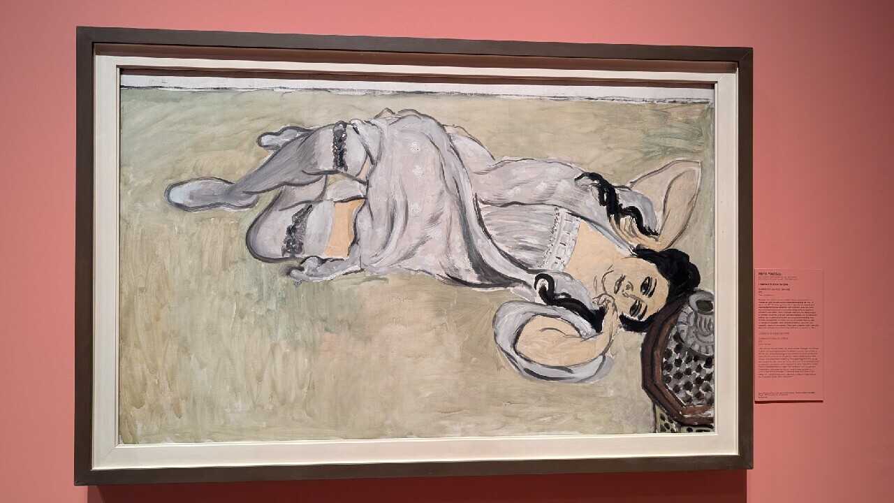 La obra 'Lorette, con una taza de café' (1917), de Henri Matisse expuesta en CaixaForum Madrid.