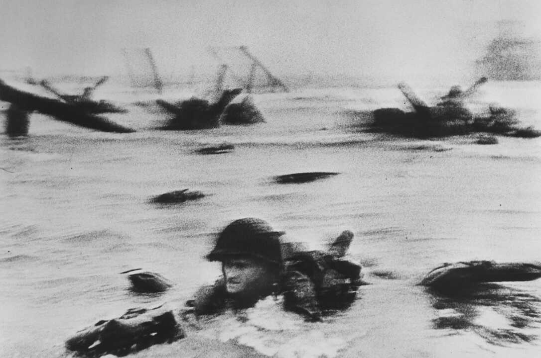 FRANCE. Normandy. Omaha Beach. The first wave of American troops lands at dawn. June 6th, 1944. © Robert Capa/Centro Internacional de Fotografía/Magnum Photos.