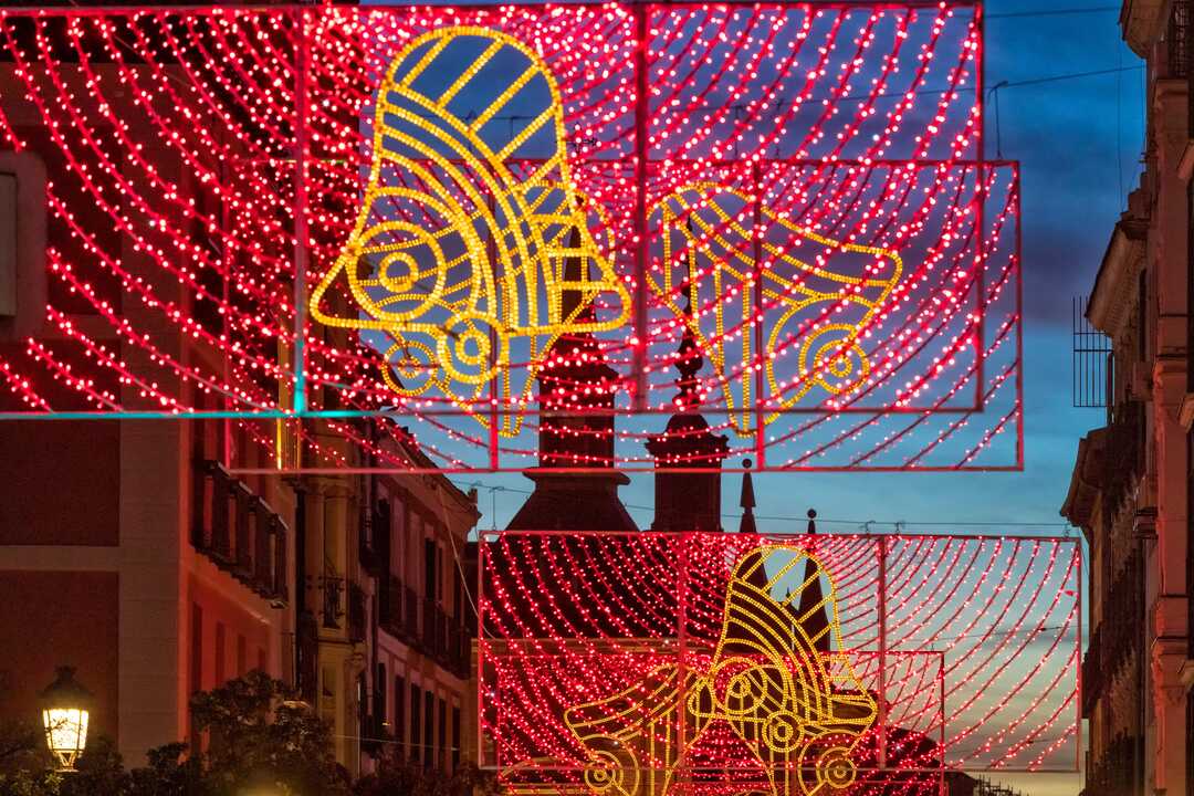 Calle Mayor iluminada con luces de Navidad. Álvaro López del Cerro © Madrid Destino.