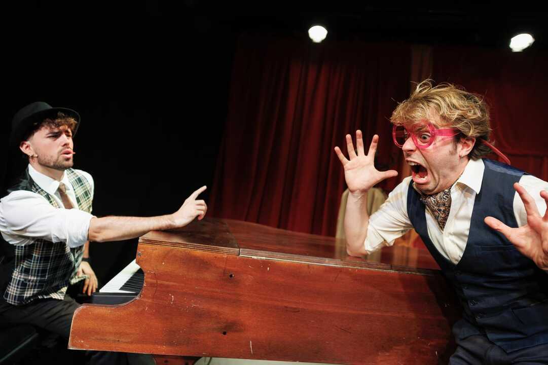 Un momento de 'Asesinato para dos'. Imagen de Teatros Luchana.