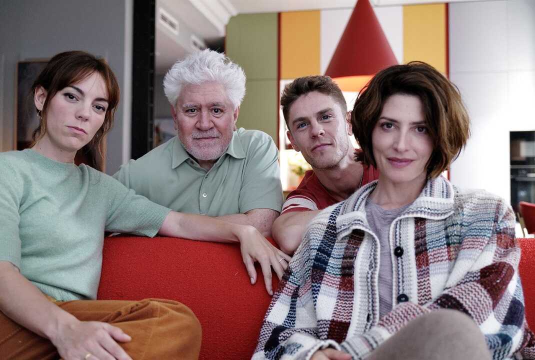 Almodóvar con el elenco de Amarga Navidad. Imagen de EP.