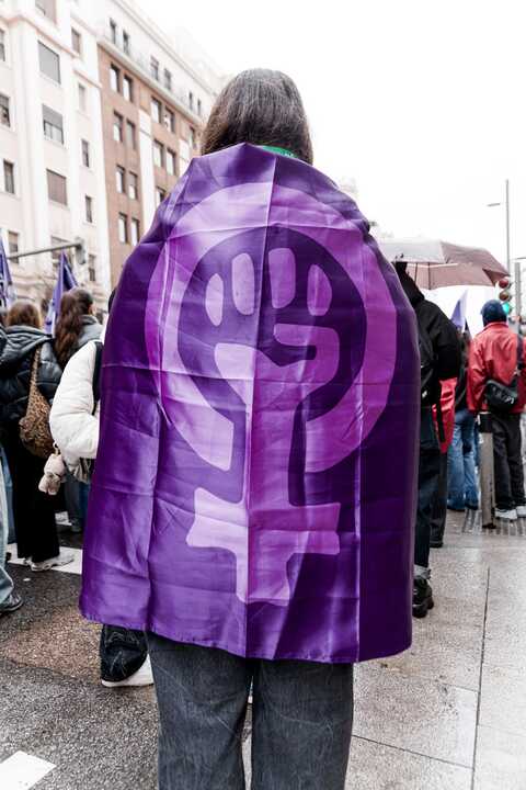 Una persona con un logo del Día de la Mujer Trabajadora. Imagen de EP.
