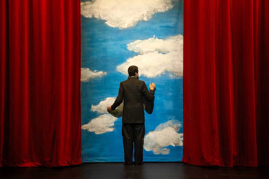 La obra de teatro 'Niebla', en Nave 10 Matadero. Imagen de @geraldineleloutre, cedida por Matadero Madrid.