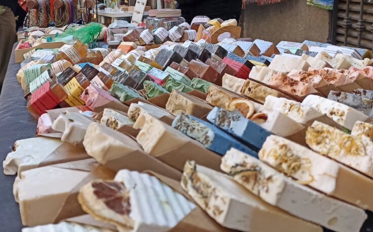 Un puesto de El Mercado de las Ranas. Imagen de Barrioletras.