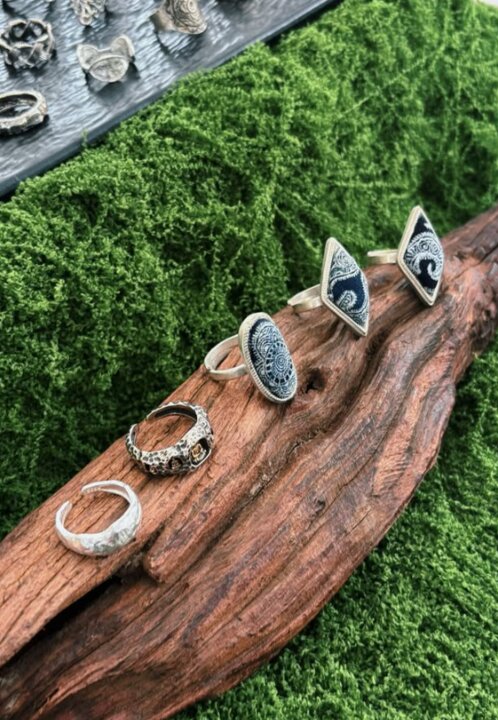 Un puesto de joyería del mercado. Imagen de IG: @sinopopup_